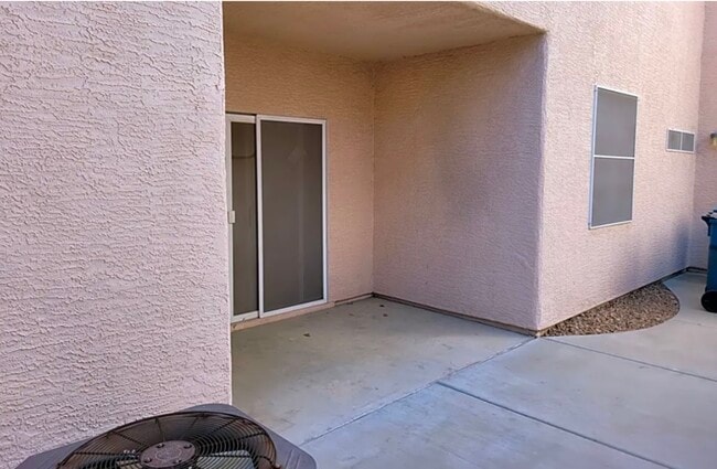 Building Photo - 2121 Tyler Dr