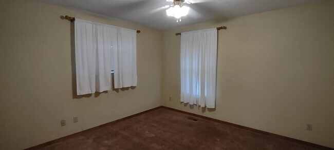 Building Photo - Great location Quaint Orem Home w 2 car ga...