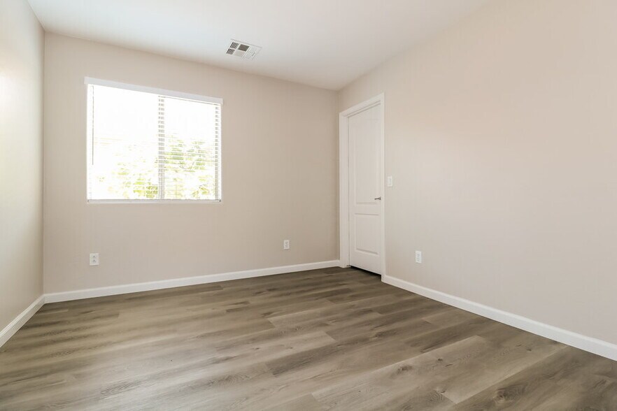 Building Photo - 7113 W Winslow Ave