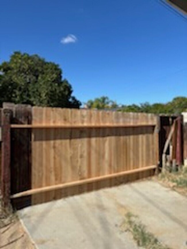 Building Photo - Taft Home 2 bd 1 ba  Must see