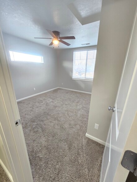 Building Photo - 591 W Kingsley St