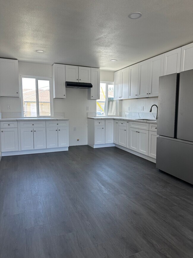 Building Photo - 1705 N Sierra Way