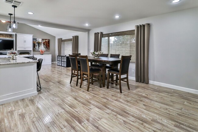 Building Photo - GORGEOUS REMODELED HOME WALKING DISTANCE T...