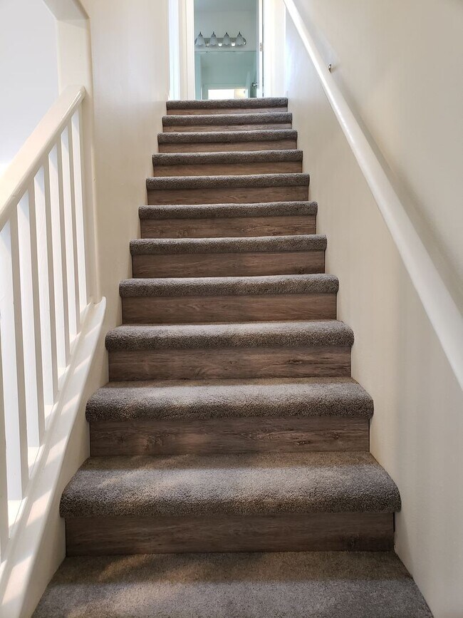 Building Photo - Beautifully Finished Home In A Great Location!