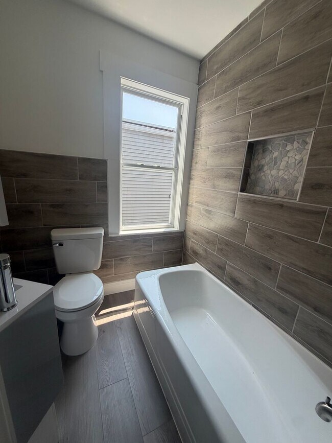 Building Photo - Fully Remodeled 4/5 Bedroom, 2 Bath Home Townhome in desirable West End Lancaster
