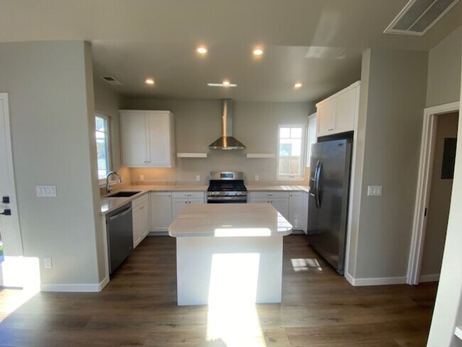 Building Photo - Pacific Grove Cottage!