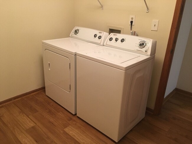 Building Photo - 3 x1.5 home off Lawrence Ave!