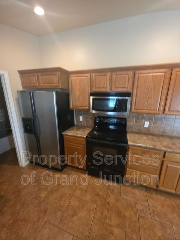 Building Photo - 3018 Oakwood Dr