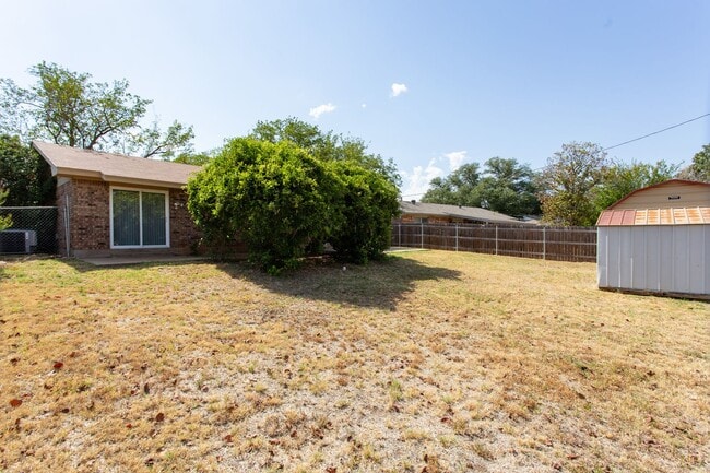 Building Photo - 3 Bedroom 2 Bath Home for Lease!