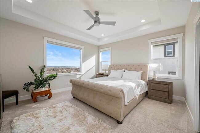 Building Photo - Stunning 5 Bedroom 4 Bath w/Daylight Basement West Richland!!!