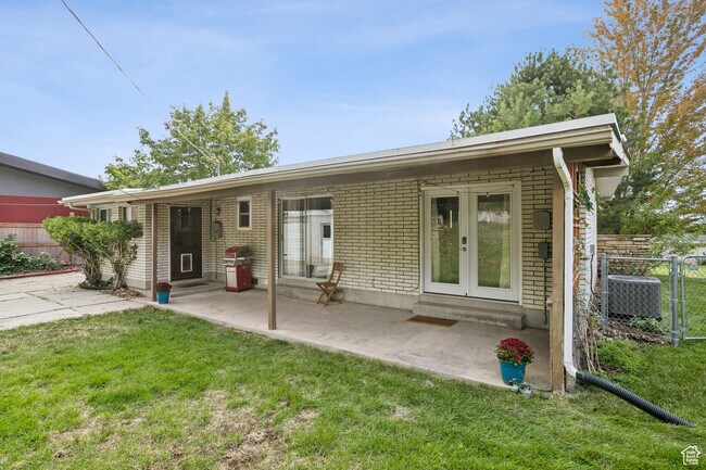 Building Photo - 3485 S Fleetwood Dr