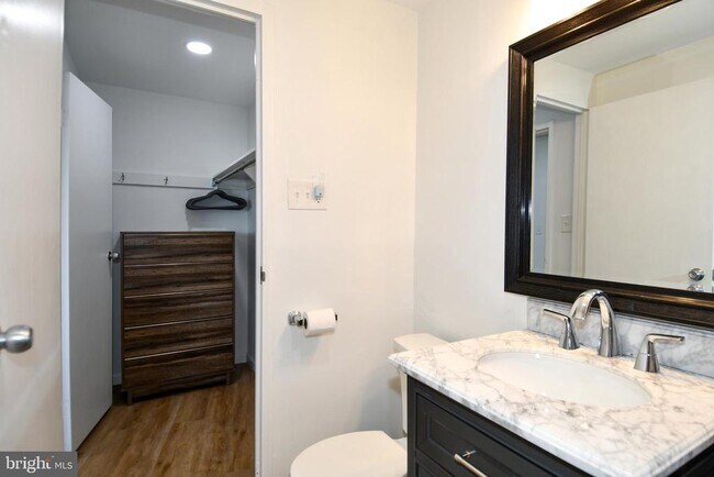 Building Photo - 10201 Grosvenor Pl