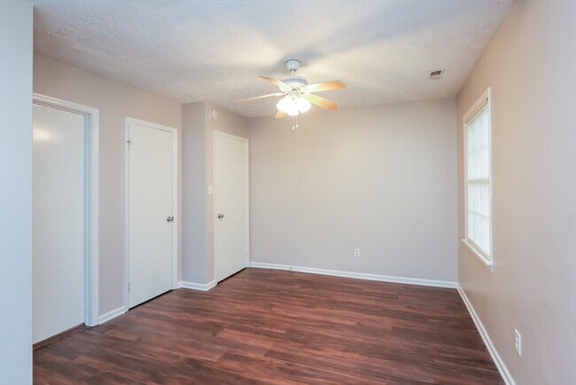 Building Photo - 925 Virginia Ct SE