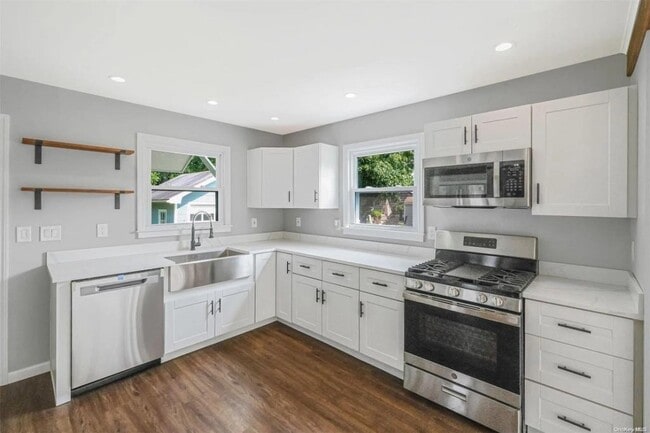 Building Photo - 787 Smithtown Ave