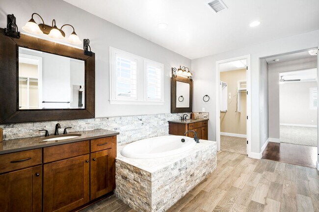 Building Photo - Luxury 4BD, 4BA Backcountry Home with Fenc...