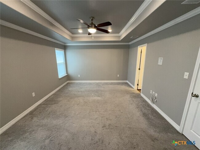 Building Photo - 907 Holliday Dr