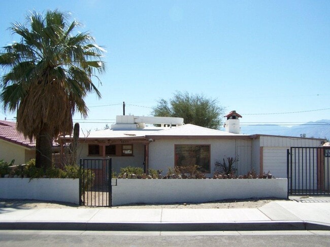 Building Photo - 2 Bed +1 Bath SINGLE FAMILY HOME + HUGE ba...