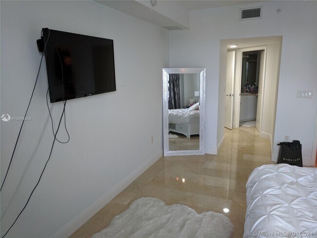 Building Photo - 20000 E Country Club Dr