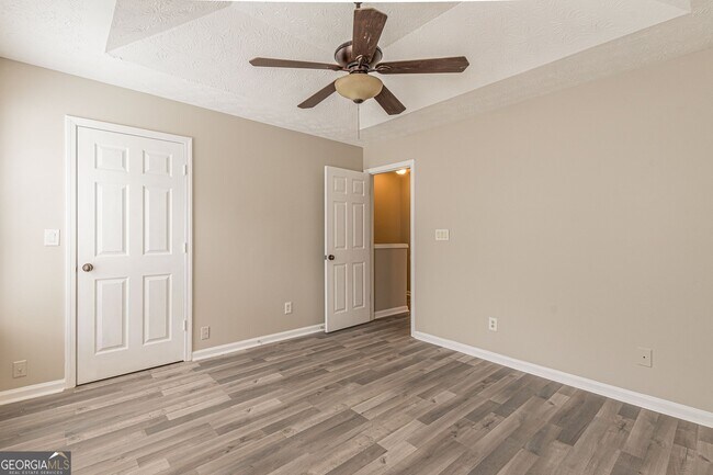 Building Photo - 5895 Hampton Ct