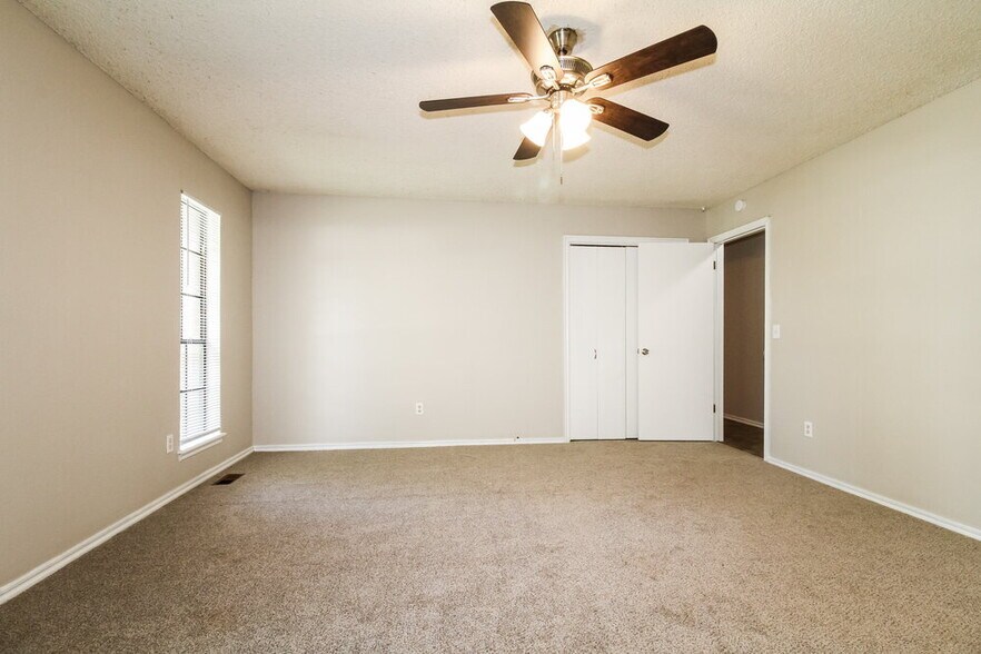 Building Photo - 829 Turtle Creek Rd