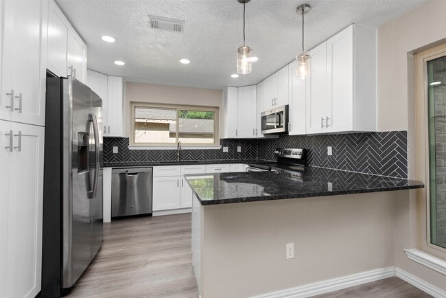 Building Photo - 8363 Pebbledowne Dr