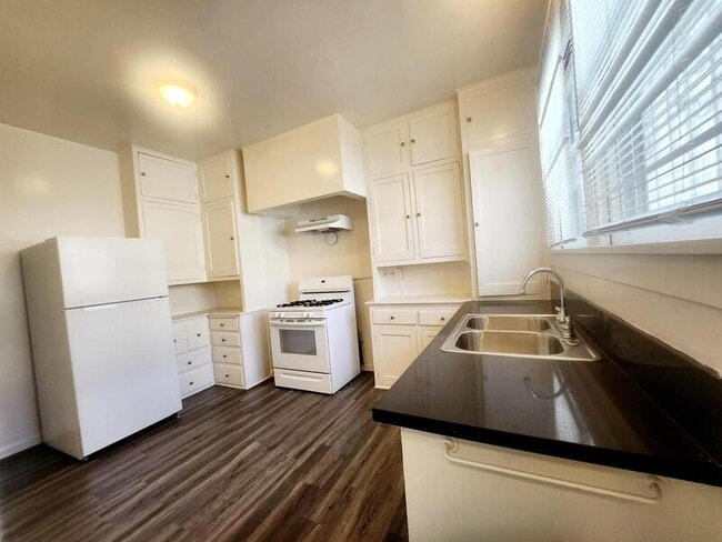 Building Photo - 4023 W 6th St