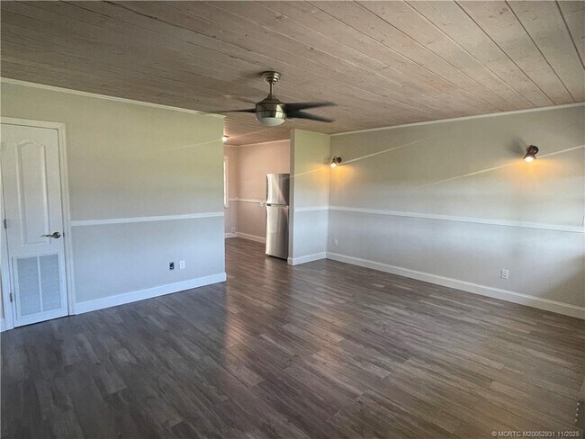 Building Photo - 885 NW River Shores Blvd