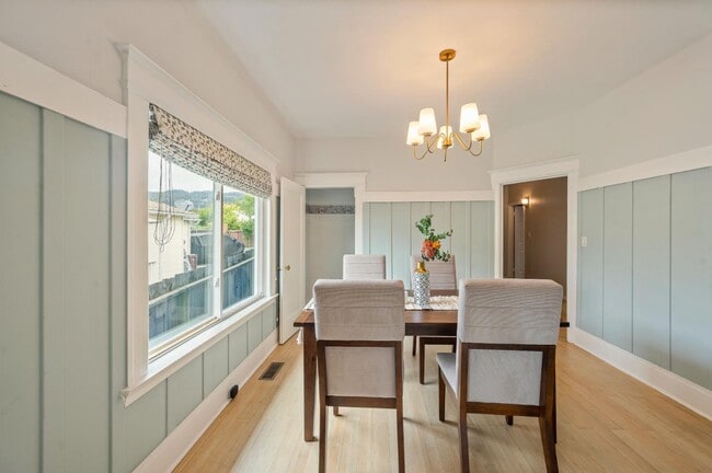 Building Photo - 6900 Thornhill Dr