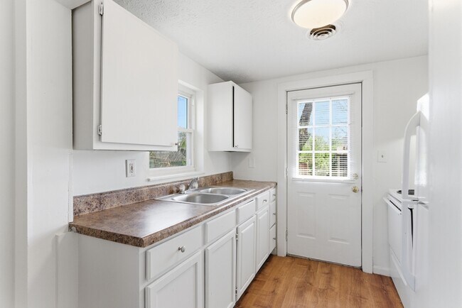 Building Photo - 306 E Burwell Ave