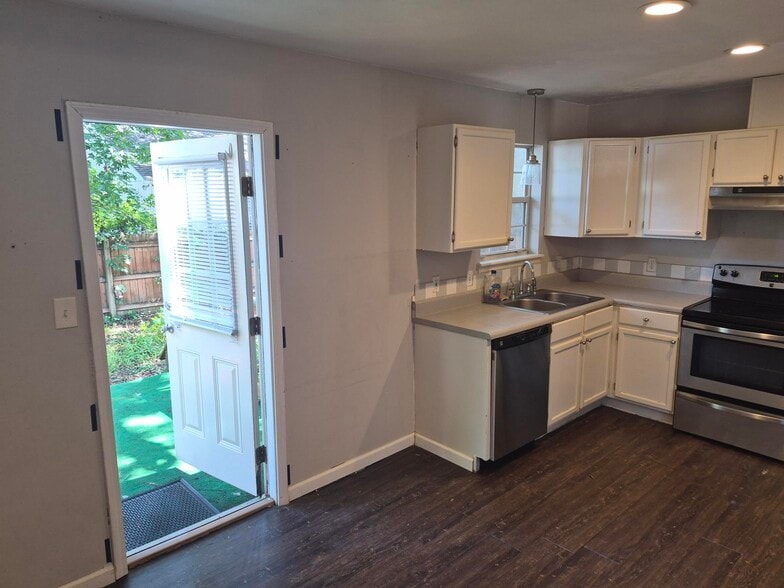 Building Photo - 4166 Laurel Oak Cir