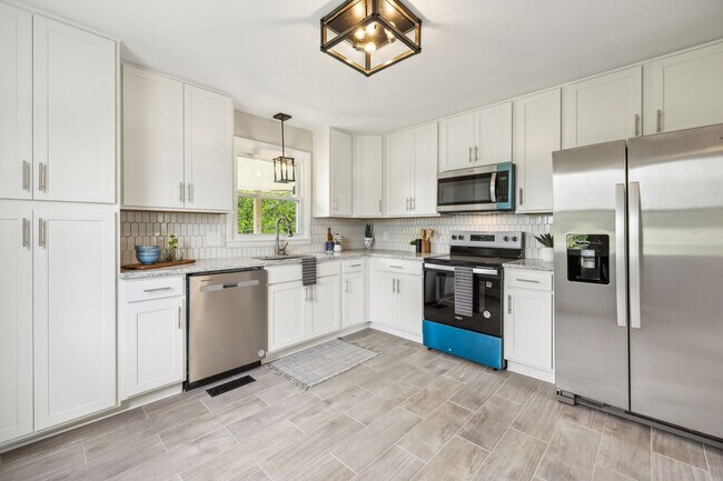 Building Photo - Sango Beauty With Finished Basement!