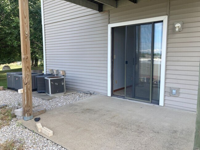 Building Photo - 2 Bed 1 Bath Located behind Hy-Vee in Osag...