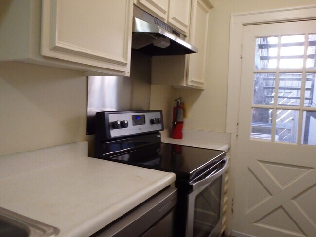 Building Photo - 433 Barnard St