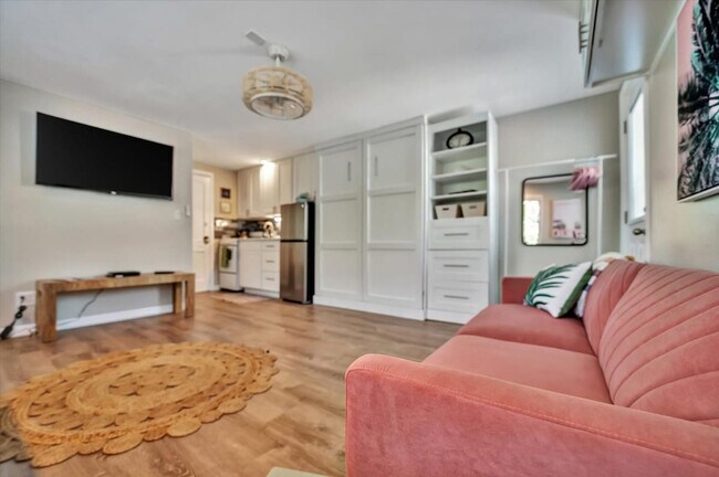 Primary Photo - 483 E Shore Dr