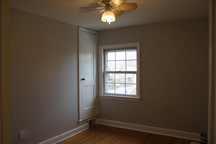 Middle bedroom - 1917 Winton Ave