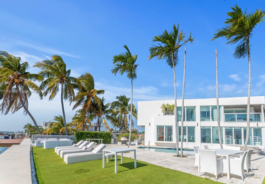 Building Photo - 7504 W Treasure Dr