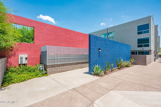 Building Photo - 727 E Portland St