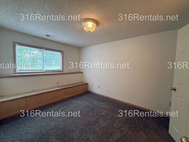 Building Photo - $1,595 - 3 bed 2 bath - Beautiful Remodeled Duplex Home Available Now!