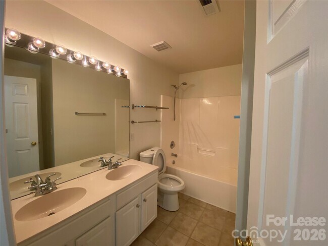 Building Photo - 9901 Hazelview Dr