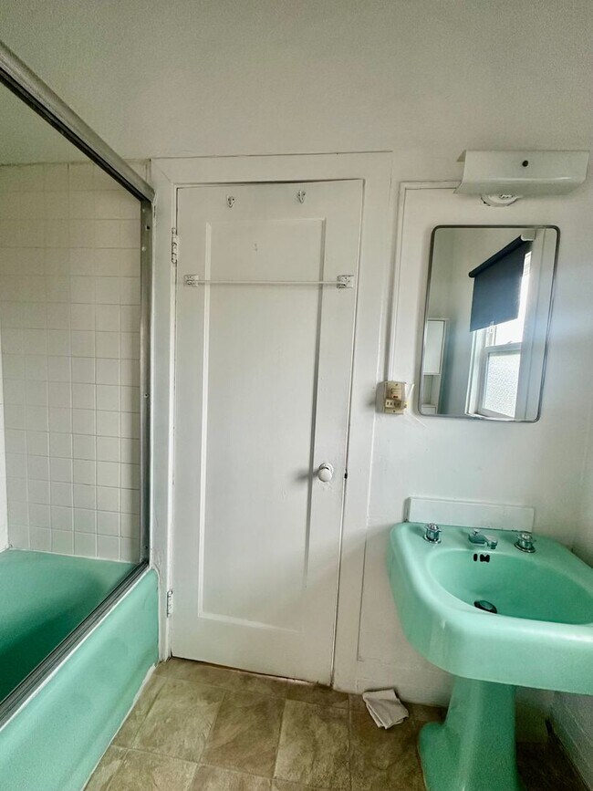 Building Photo - 6bedroom house full of charm steps from UC Berkeley!