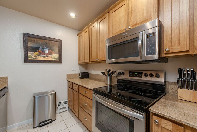 Building Photo - Fully Furnished Ground Level Available Now!