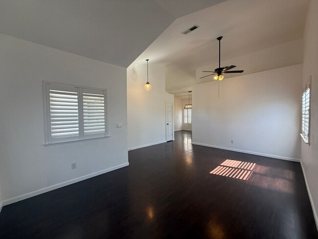 Building Photo - Charming 3 bedroom, 2 bathroom home locate...