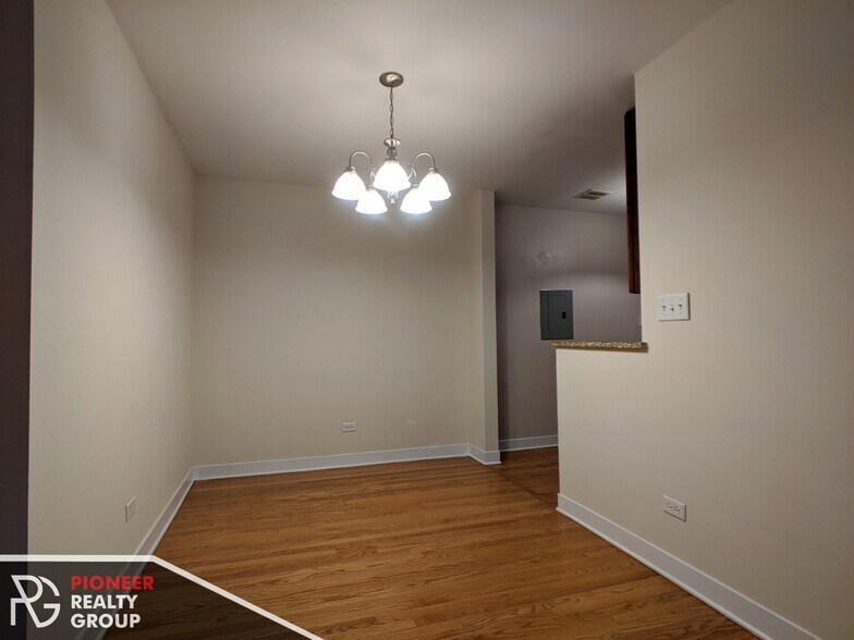 Building Photo - 643 W Wrightwood Ave