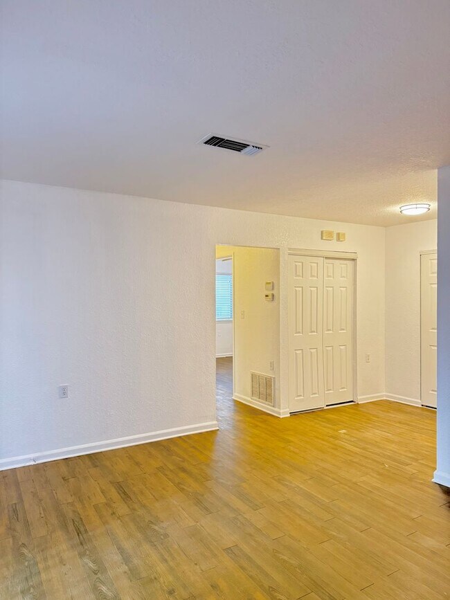 Building Photo - Now available! Charming 2 bed / 1 bath condo in a prime Tallahassee location.