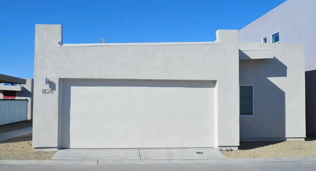 Building Photo - Modern Luxury in Central Tucson!