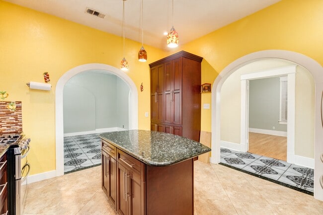 Building Photo - 1625 Ave M 1/2