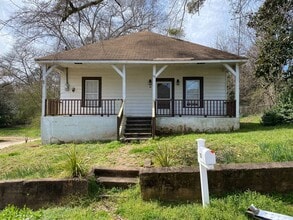 Building Photo - 82 Maple St