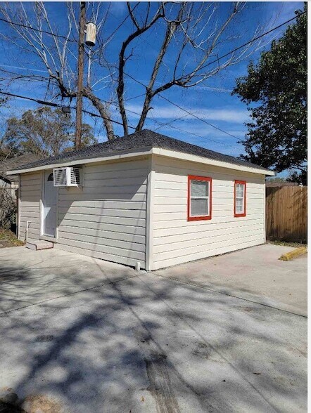 Building Photo - 8041 Howard Dr
