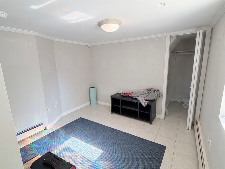 Building Photo - 521 Main St