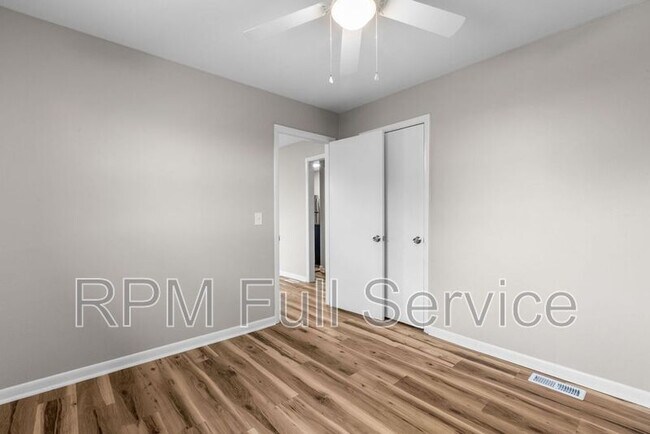 Building Photo - 895a W Sharpe Ave